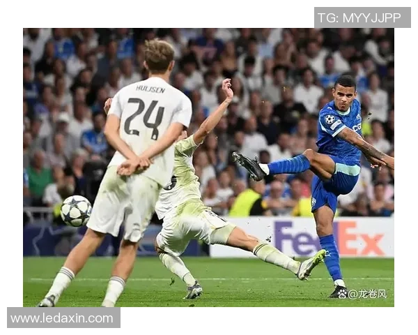 足总杯激战曼联与皇马平局帽子戏法引发争议判罚全场沸腾