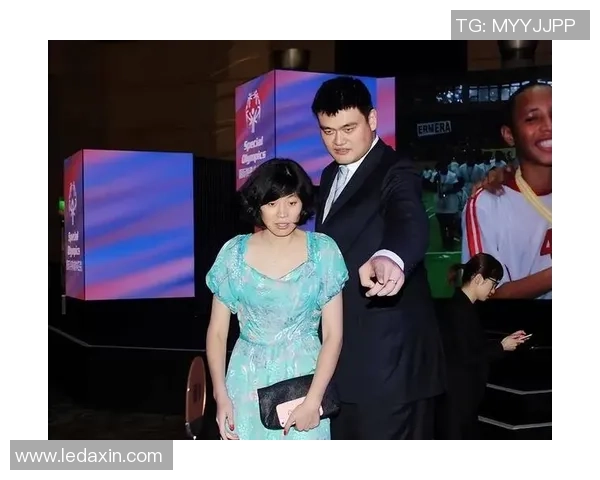 姚明幽默调侃妻子日常生活趣事引发网友热议与欢笑