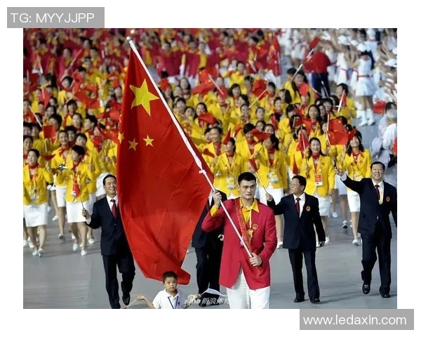 姚明在比赛中激烈对抗瞬间推人动作的精彩GIF集锦