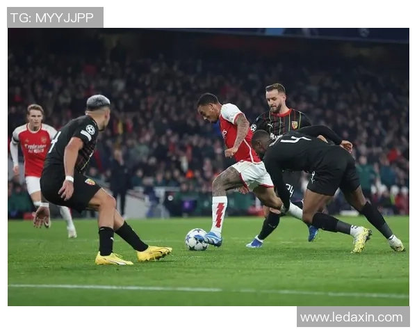 欧联杯精彩对决皇马以3-0战胜拜仁神扑瞬间引发全场沸腾与转会传闻